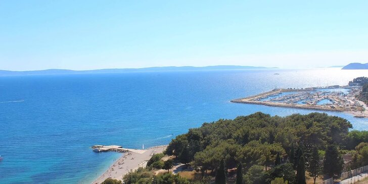 Dovolená ve Splitu: krásný plážový resort s venkovním bazénem i wellness a se snídaní