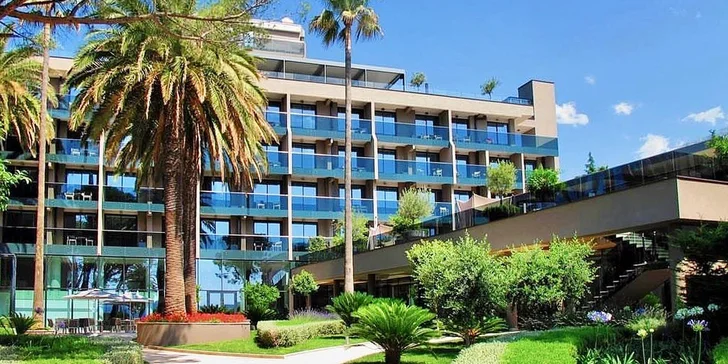 Léto v Černé Hoře: 4* hotel přímo u pláže, s bazénem, wellness a snídaní