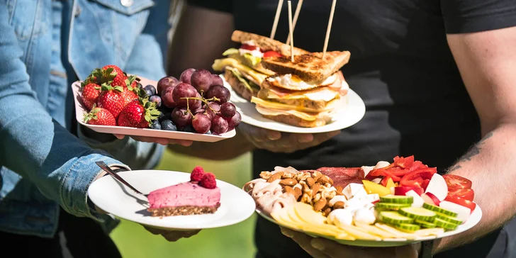 Piknikové koše pro 2–4 osoby: raw dezerty, sendviče, smoothie i limonády a veškeré vybavení