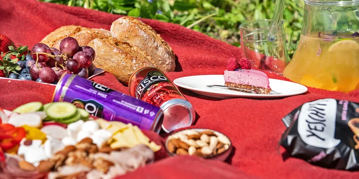 Piknikové koše pro 2–4 osoby: raw dezerty, sendviče, smoothie i limonády a veškeré vybavení