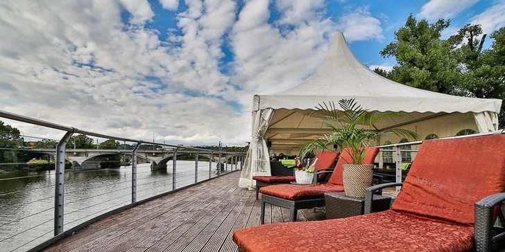 Romantické pobyty v pražském hotelu GreenYacht na Vltavě