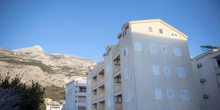Dovolená na Makarské: moderní apartmány s balkónem, na pláž jen 50 metrů