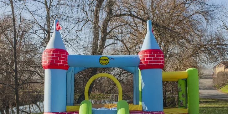 Ať je zahradní party dokonalá: pronájem skákacího hradu či nafukovacího minigolfu