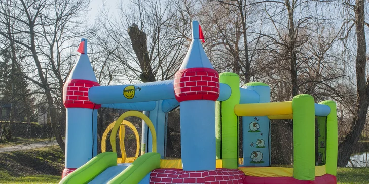 Ať je zahradní party dokonalá: pronájem skákacího hradu či nafukovacího minigolfu