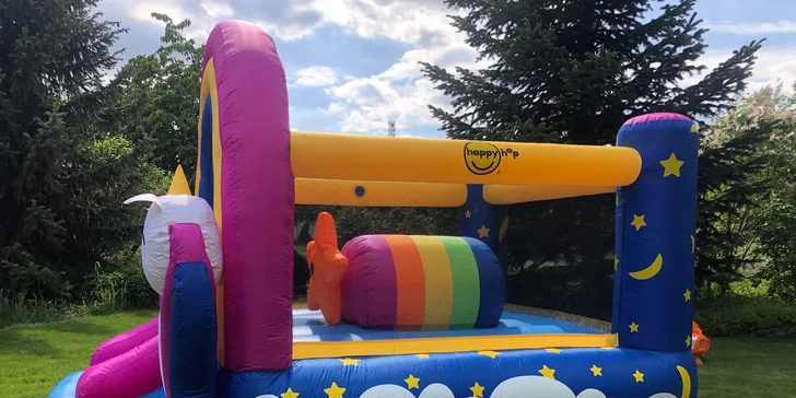 Ať je zahradní party dokonalá: pronájem skákacího hradu či nafukovacího minigolfu