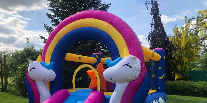 Ať je zahradní party dokonalá: pronájem skákacího hradu či nafukovacího minigolfu