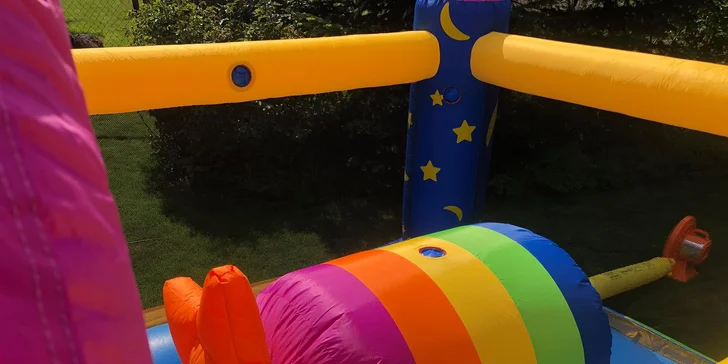 Ať je zahradní party dokonalá: pronájem skákacího hradu či nafukovacího minigolfu