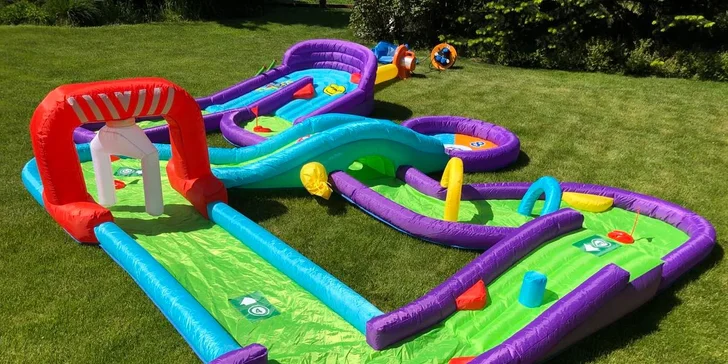 Ať je zahradní party dokonalá: pronájem skákacího hradu či nafukovacího minigolfu