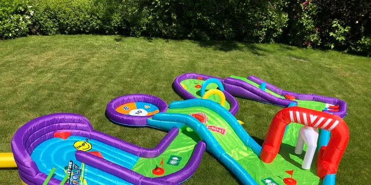 Ať je zahradní party dokonalá: pronájem skákacího hradu či nafukovacího minigolfu