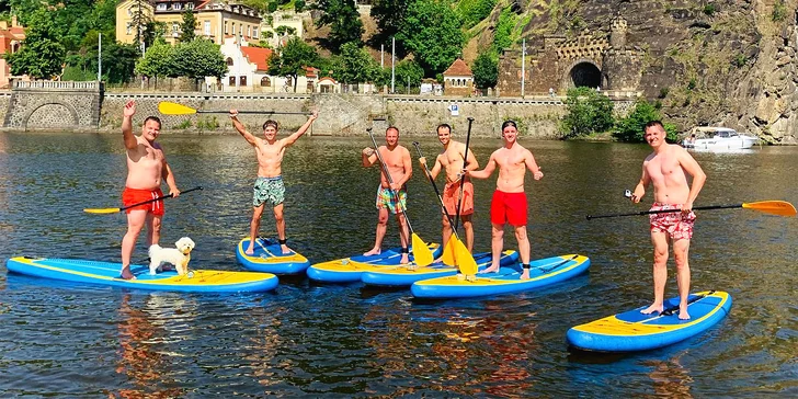 2hod. kurz paddleboardingu na Vltavě pro skupinu 4–6 přátel: začátečníci i pokročilí, včetně občerstvení