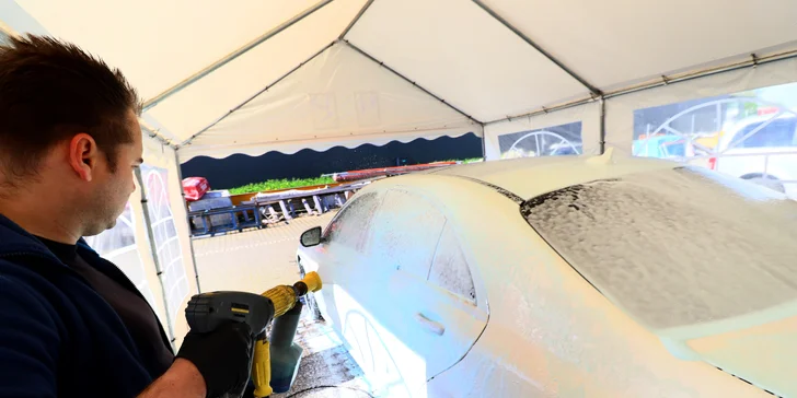 Mytí auta a čištění interiéru: dekontaminace laku, leštění skel i impregnace plastů a kůže