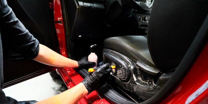Mytí auta a čištění interiéru: dekontaminace laku, leštění skel i impregnace plastů a kůže