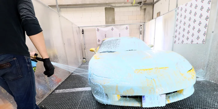 Mytí auta a čištění interiéru: dekontaminace laku, leštění skel i impregnace plastů a kůže