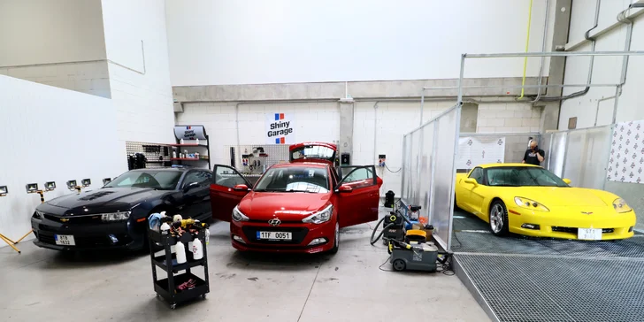 Mytí auta a čištění interiéru: kola a podběhy, impregnace plastů, leštění oken i zrcátek, motor