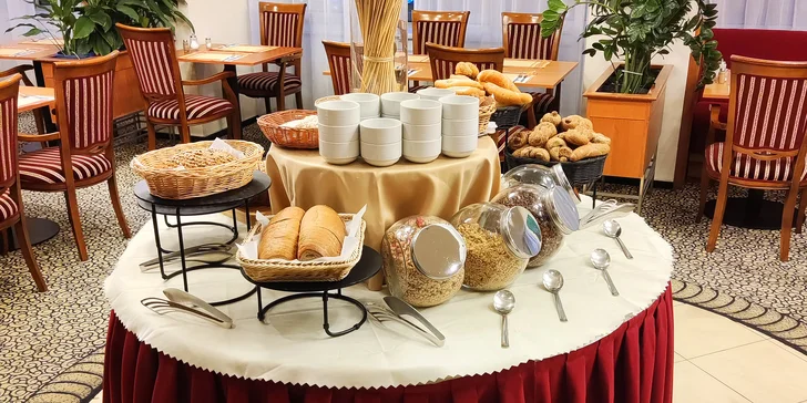 V prvním patře se nachází příjemný Café bar, který rádi navštěvují nejen hoteloví hosté, ale i turisté.
