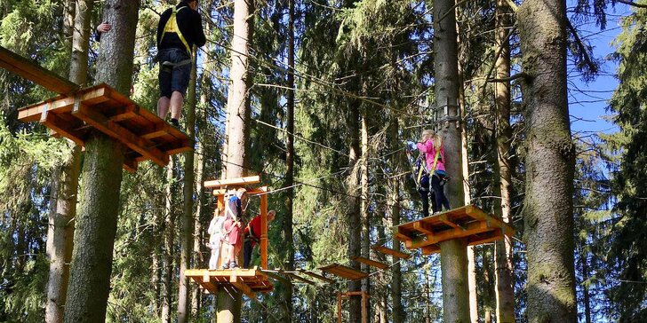 Vstup do lanového Adventure Parku na Lipně pro děti i dospělé: 30–60 minut lezení