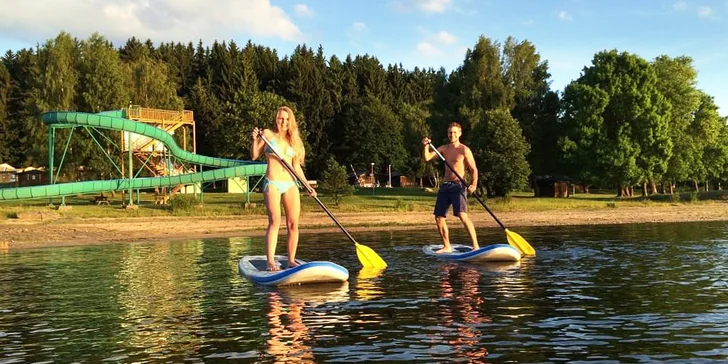 Paddleboardy na Lipně: půjčení na 30 minut, 1–5 hodin nebo třeba celý den