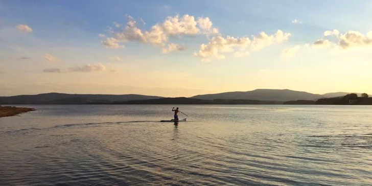 Paddleboardy na Lipně: půjčení na 30 minut, 1–5 hodin nebo třeba celý den
