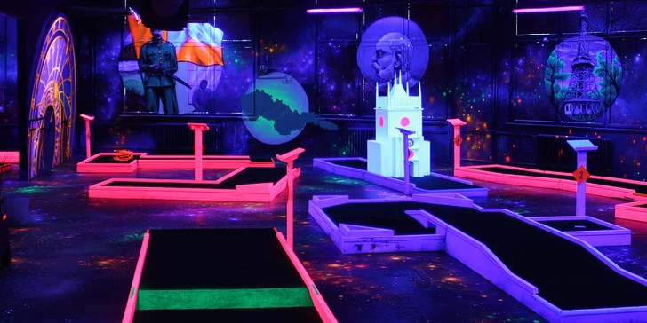 Tak trochu v jiném světle: 18jamkový neonový minigolf v centru Prahy pro jednotlivce i rodiny