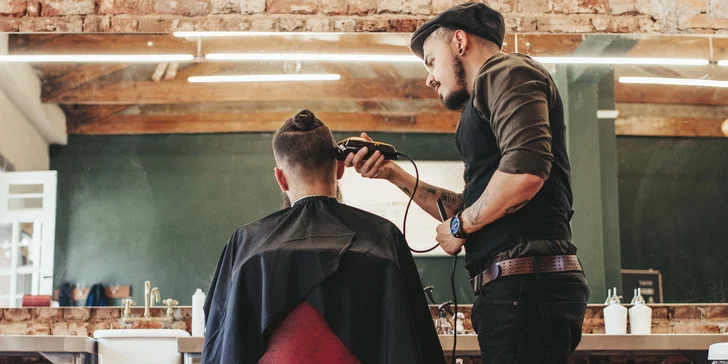 Balíček pro gentlemana v Jeddi barber shop: střih, holení, úprava obočí, masáž hlavy i sklenka whiskey