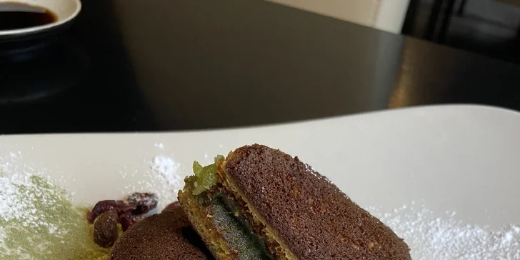 Sushi menu pro dvě osoby vč. závitku a palačinky: 34 kousků s krevetou, lososem i tuňákem a hovězím