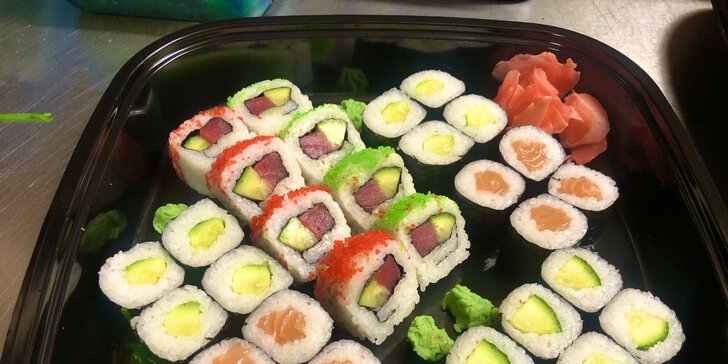 Sushi sety s rybami i vegetariánské: 24 až 60 rolek s lososem, tuňákem, chřestem aj.