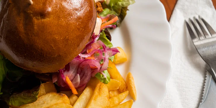 Pulled Pork burger, steakové hranolky i domácí tatarka pro 2 osoby