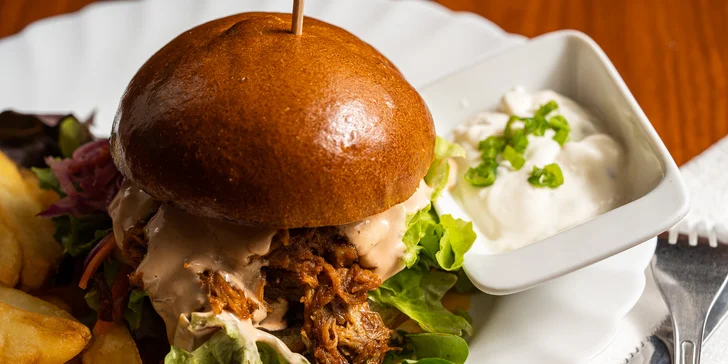 Pulled Pork burger, steakové hranolky i domácí tatarka pro 2 osoby