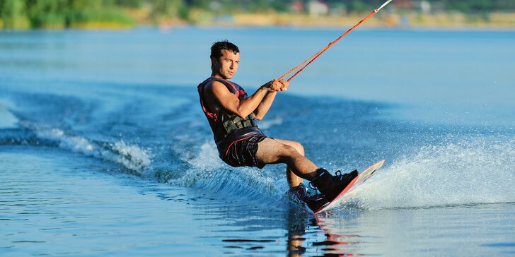 Wakeboarding, wakeskate nebo vodní lyže na Lipně: pronájem celého vleku i se zapůjčením kompletní výbavy