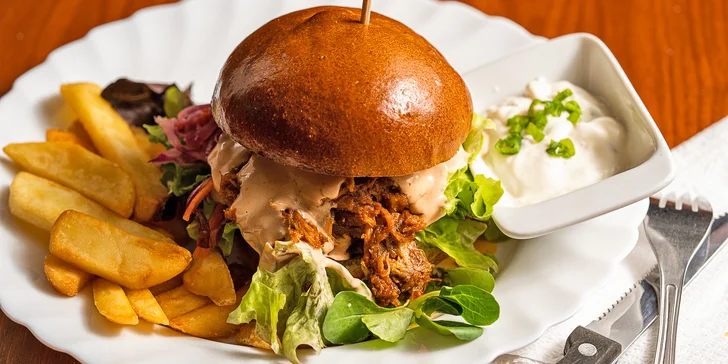Pulled Pork burger, steakové hranolky i domácí tatarka pro 2 osoby