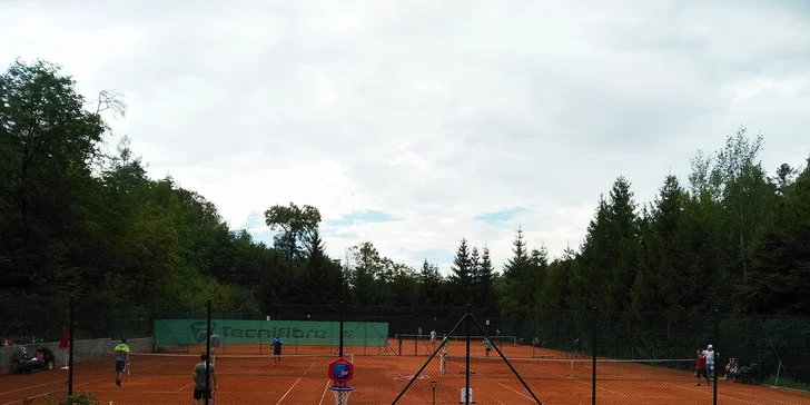 Pronájem tenisového kurtu v Brně v nádherné přírodě: 1–2 hodiny pro 2 os.