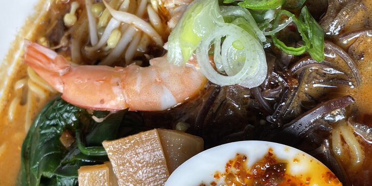 Pochutnejte si na tradičním japonském jídle: ramen a smažený jarní závitek