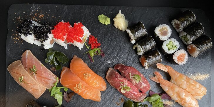 Sushi menu pro dvě osoby vč. závitku a palačinky: 34 kousků s krevetou, lososem i tuňákem a hovězím
