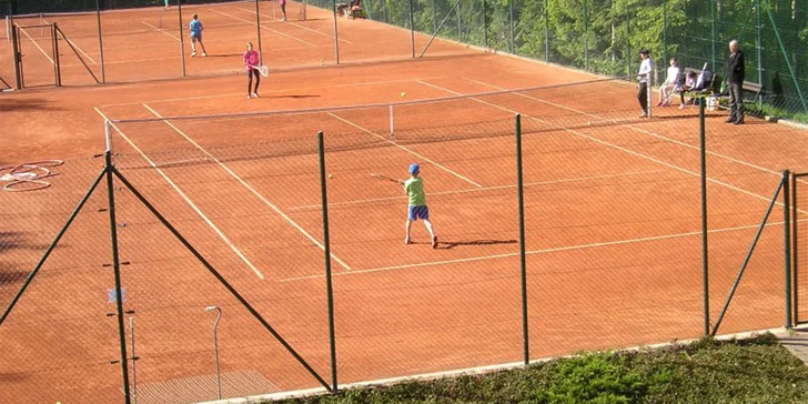 Pronájem tenisového kurtu v Brně v nádherné přírodě: 1–2 hodiny pro 2 os.
