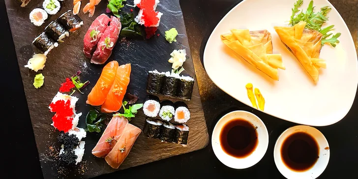 Sushi menu pro dvě osoby vč. závitku a palačinky: 34 kousků s krevetou, lososem i tuňákem a hovězím