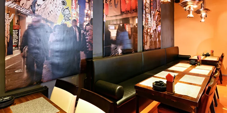 Sushi menu pro dvě osoby vč. závitku a palačinky: 34 kousků s krevetou, lososem i tuňákem a hovězím