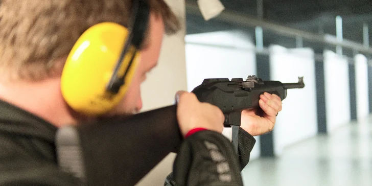 Romantika a adrenalin pro dva: střelecký balíček se 6 zbraněmi a vyhlídka z Bolt Tower s lahví vína