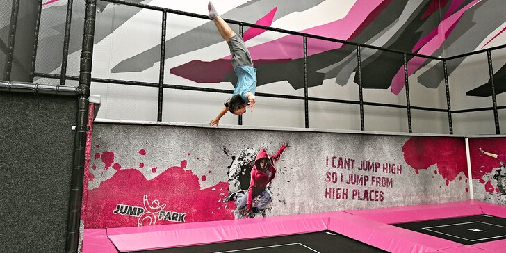 1 hodina skákání v JumpParku Letňany: nejnovější atrakce a trampolíny, vstup na pondělí–čtvrtek