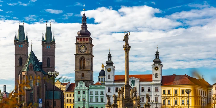 Pobyt v centru Hradce Králové: historický hotel, snídaně a víno na pokoji