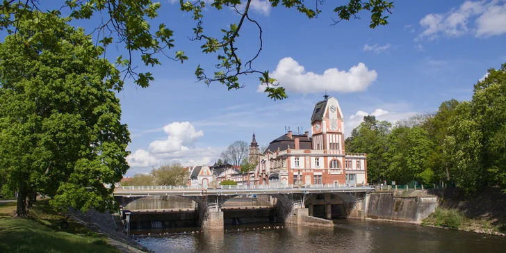 Pobyt v centru Hradce Králové: historický hotel, snídaně a víno na pokoji