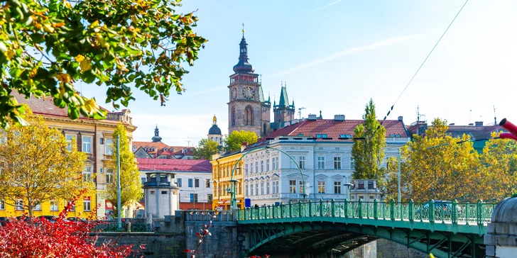 Pobyt v centru Hradce Králové: historický hotel, snídaně a víno na pokoji