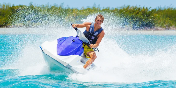 Zábava na šlapadle, paddleboardu, flyboardu či vodním skútru