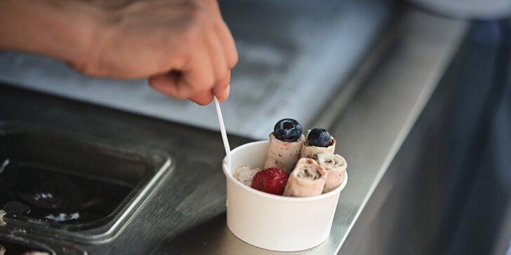 Smetanová či veganská rolovaná zmrzlina: čerstvé ovoce, sušenky a toping