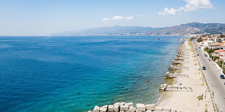 Letecky na Sicílii: 4* hotel 100 m od pláže, s polopenzí, bazénem a vyžitím pro děti i sportovce