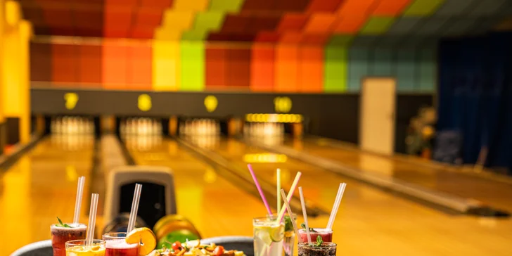 Bowling a nálož jídla: zábava až pro 8 osob a k tomu řízky, klobásky i smažené sýry