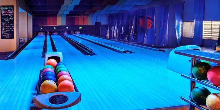 Bowling a pořádná nálož jídla: jedna nebo dvě bowlingové dráhy