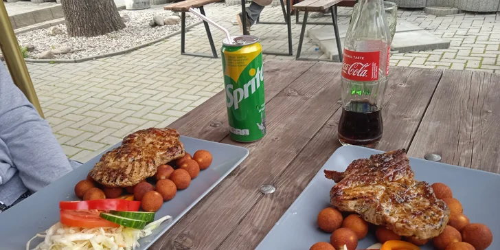 Bylinkami provoněný steak z krkovičky nebo kuřecího masa s přílohou a nápojem