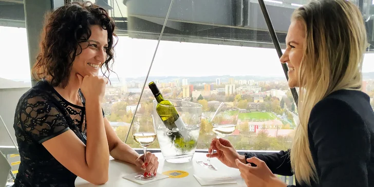 Romantika a adrenalin pro dva: střelecký balíček se 6 zbraněmi a vyhlídka z Bolt Tower s lahví vína
