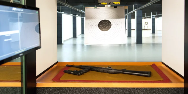 Romantika a adrenalin pro dva: střelecký balíček se 6 zbraněmi a vyhlídka z Bolt Tower s lahví vína
