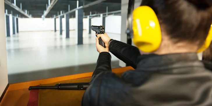 Romantika a adrenalin pro dva: střelecký balíček se 6 zbraněmi a vyhlídka z Bolt Tower s lahví vína